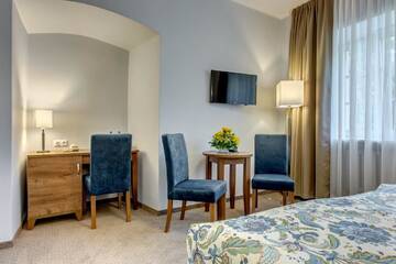 Фото номера Улучшенный двухместный номер с 1 кроватью Отель Hotel Książ г. Валбжих 5